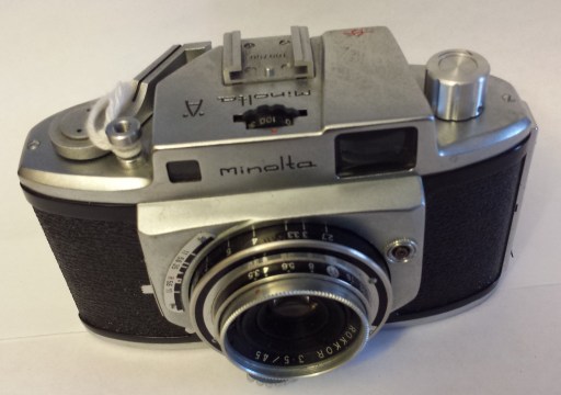 This Minolta A also has a build-in rangefinder, evidenced by the two windows above the lens. It's a bit more sophisticated, because now the shutter control is on top of the camera body.